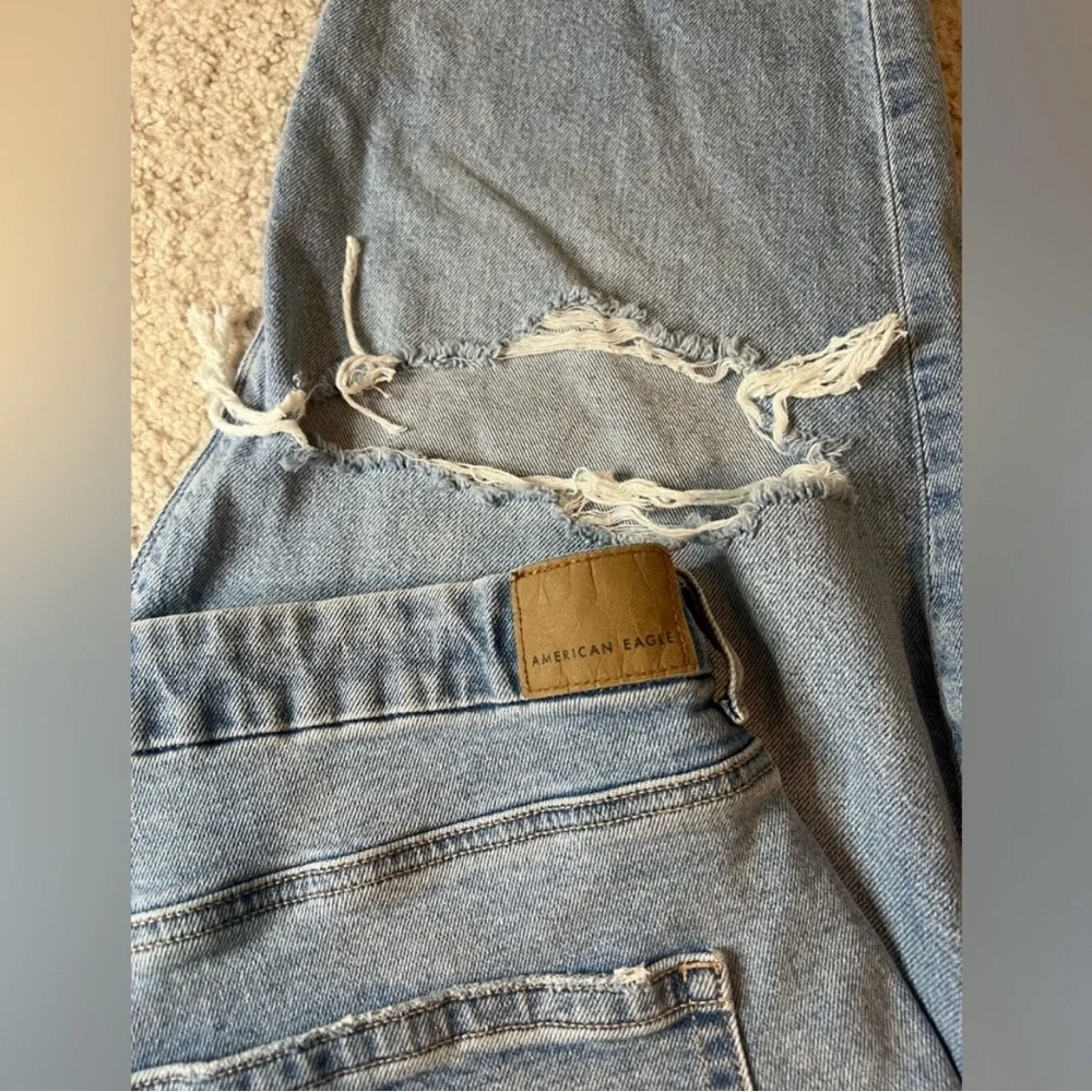 NWT American Eagle - Strigid Curvy Ripped Mom Jean - Size 18 Short - Picture 9 of 11